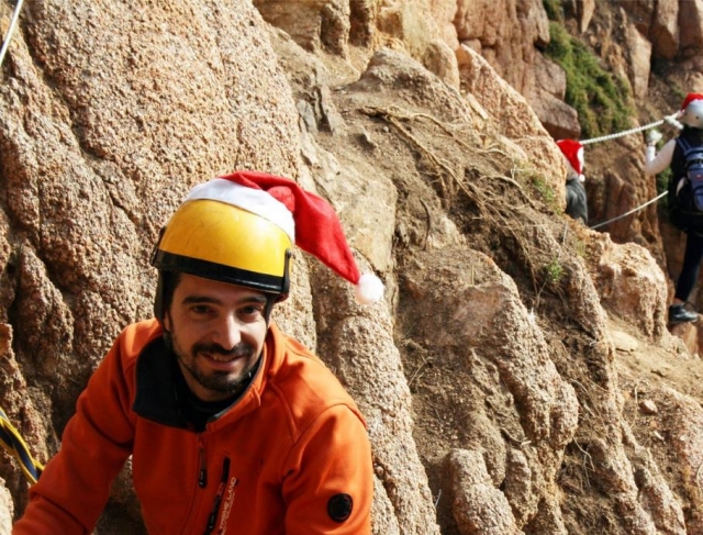 Con sudadera naranja en la ferrata